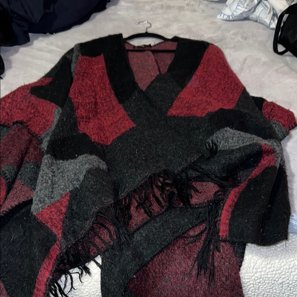 Chic Geometric Poncho - Red and Black